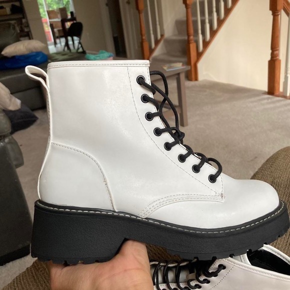 SHOES - Picture 3 of 5